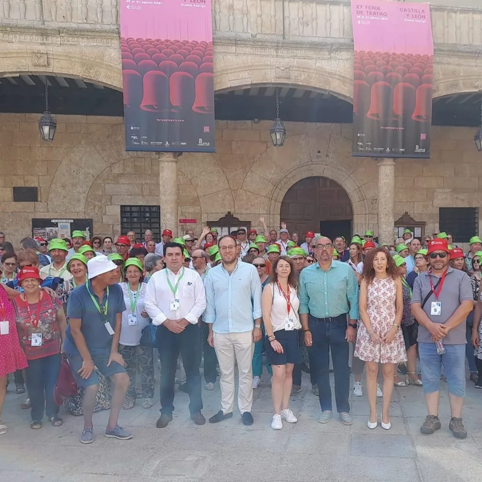 Más de 200 vecinos de Abraveses visitan Ciudad Rodrigo en una jornada cultural