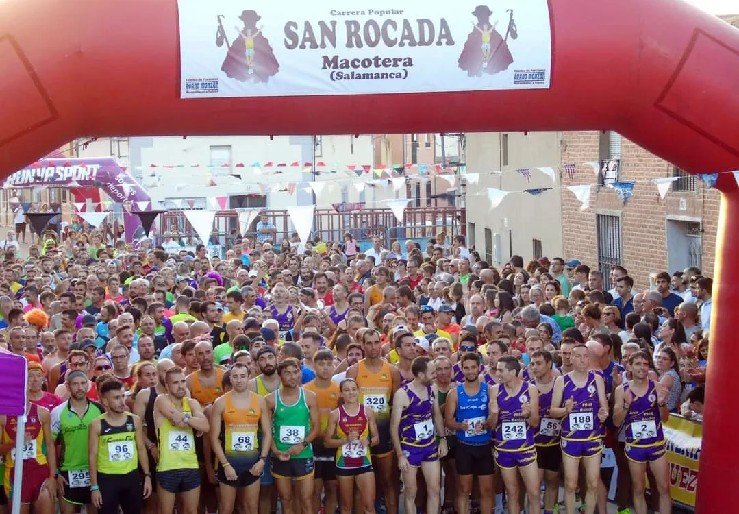 La XIV San Rocada de Macotera bate récords con más de 900 corredores y reafirma su prestigio en el atletismo popular