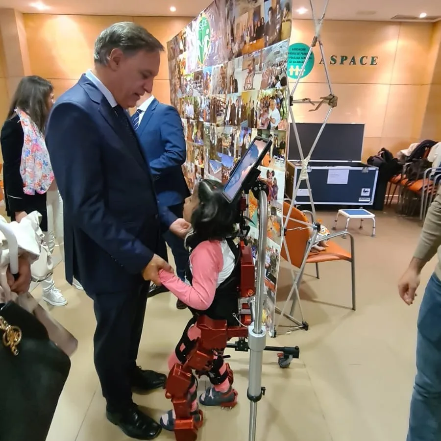 El alcalde sitúa a Salamanca como un referente en innovación tecnológica que mejora la atención terapéutica y sanitaria para personas con discapacidad