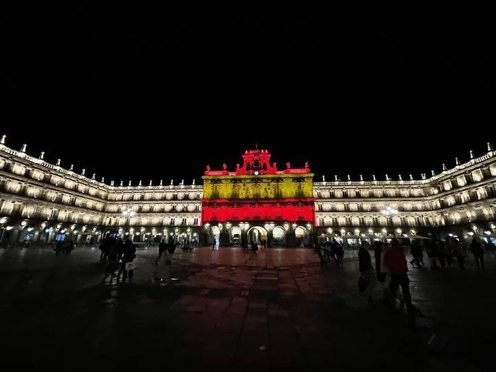 La fachada del ayuntamiento de Salamanca se ilumina con los colores de la bandera de España para conmemorar la Fiesta Nacional