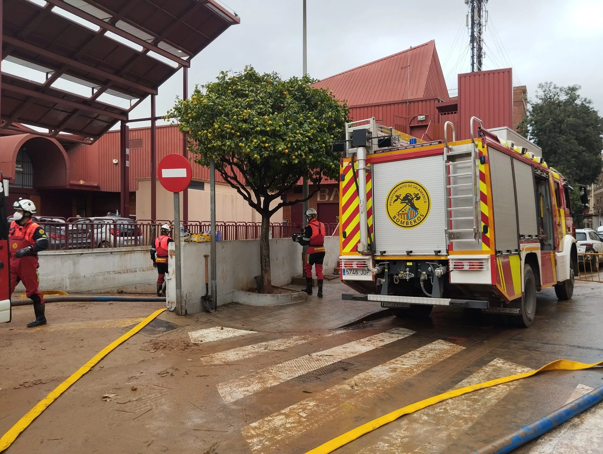Los bomberos del Ayuntamiento de Salamanca trabajan en la recuperación del municipio valenciano de Aldaya