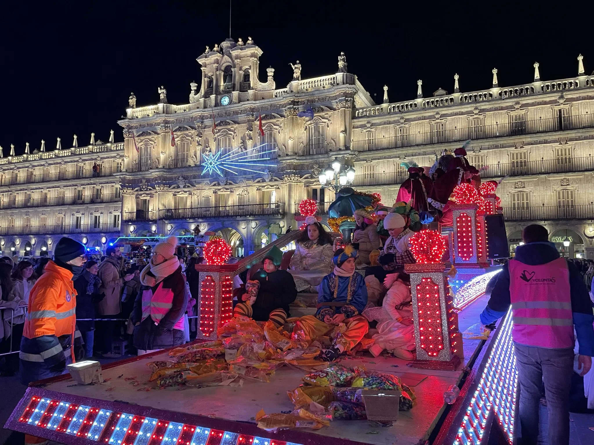 El Ayuntamiento organiza una cabalgata con doce carrozas, música, animaciones y caramelos para recibir a los Reyes Magos de Oriente el 5 de enero