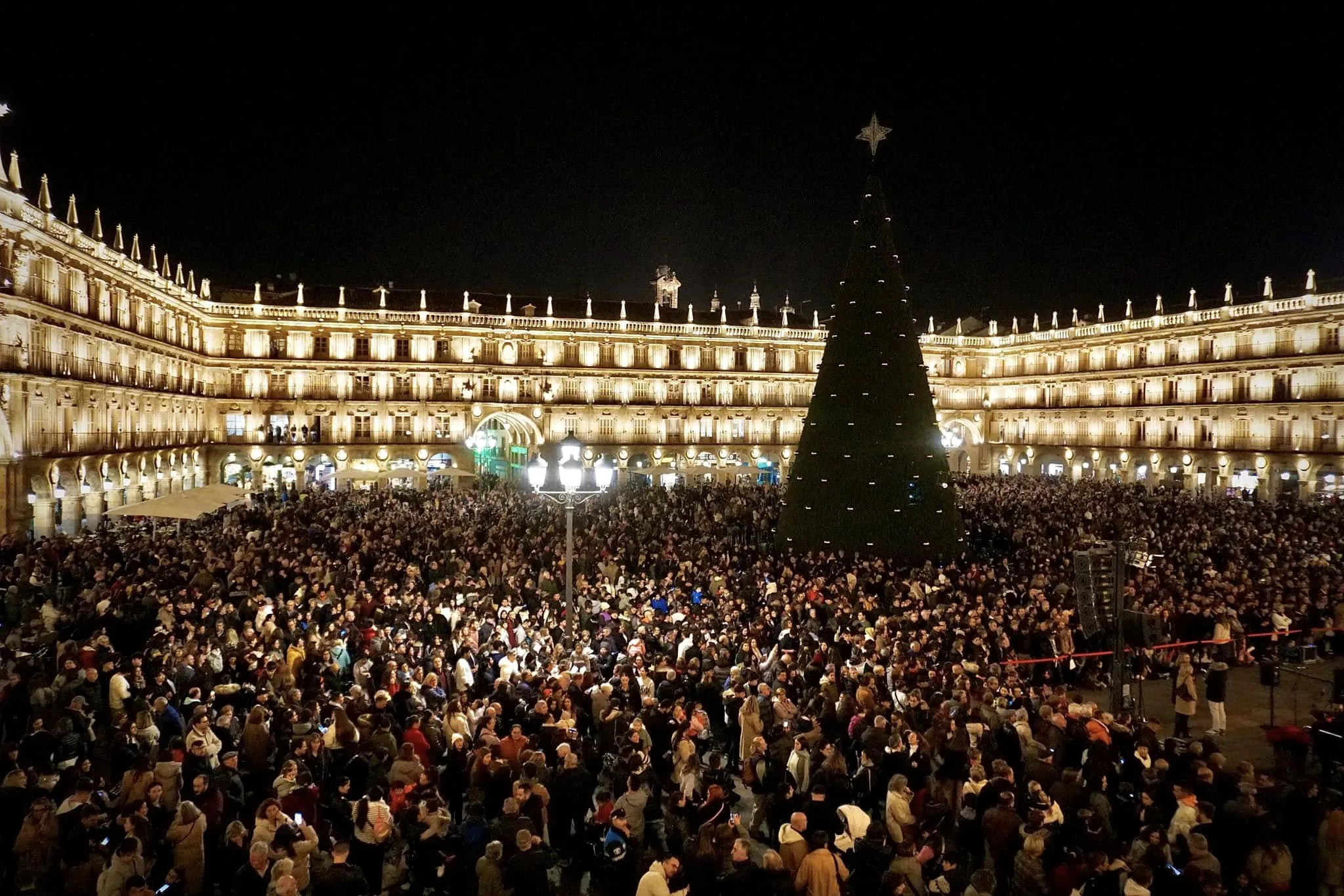 Salamanca da la bienvenida a la Navidad con un espectacular encendido en la Plaza Mayor
