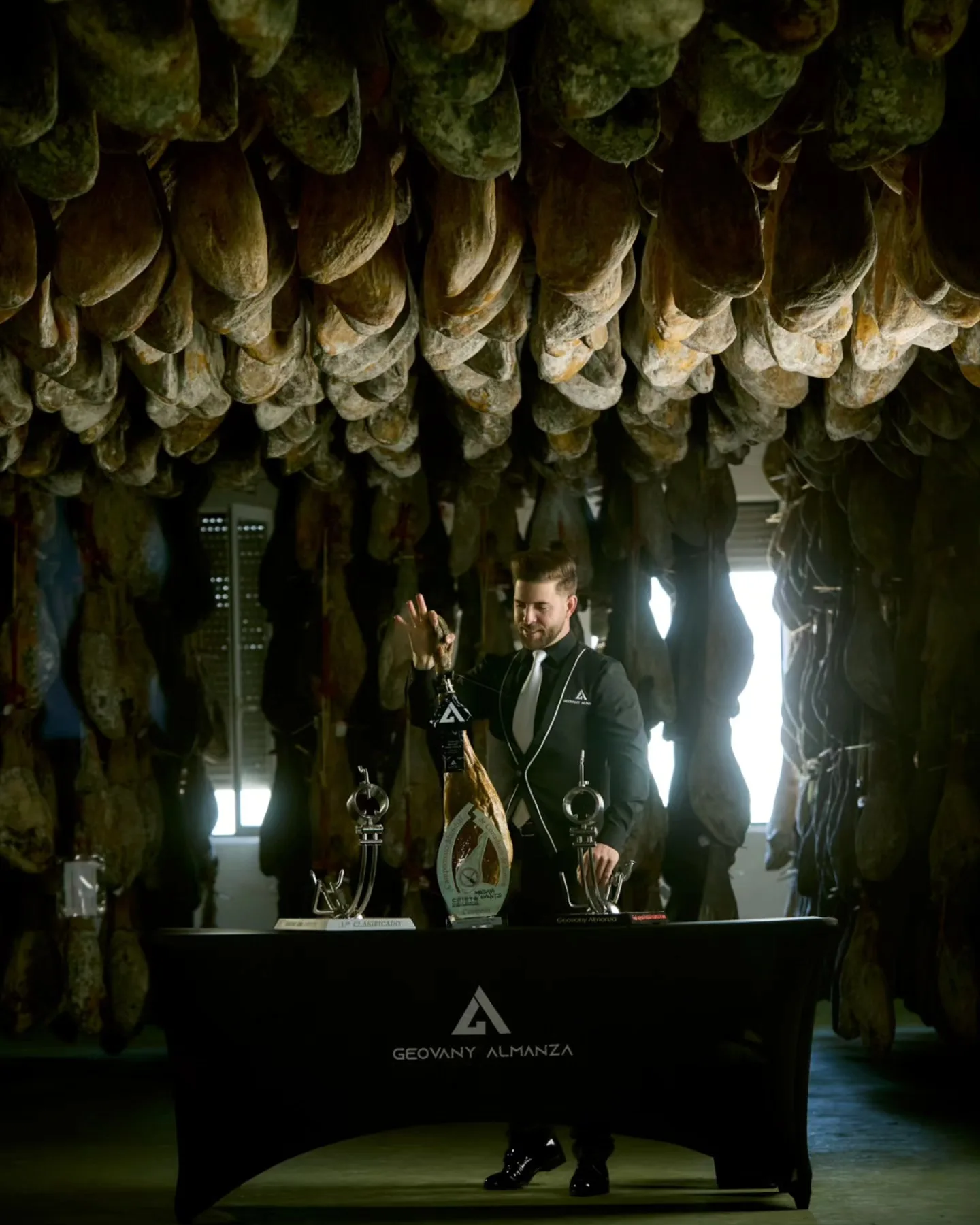 Geovany Almanza, Campeón del Mundo de Cortadores de Jamón, Rinde Homenaje a la Tradición Ibérica