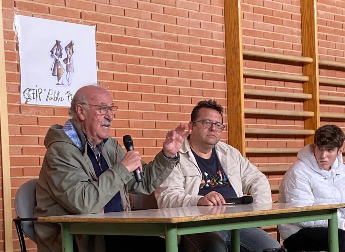 Vicente del Bosque visita Carbajosa de la Sagrada y comparte su experiencia con alumnos de la ESO