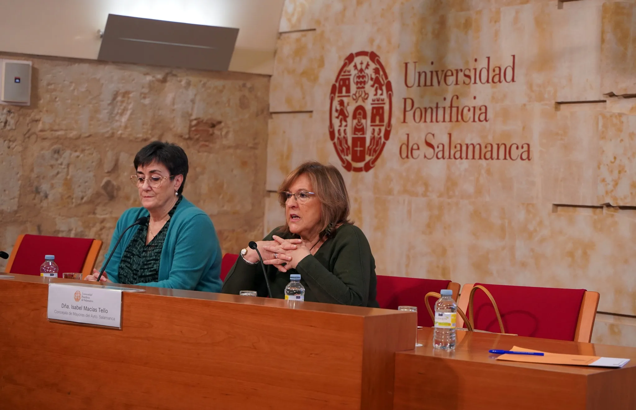 Isabel Macías participa en la mesa redonda sobre envejecimiento y bienestar en la Universidad Pontificia de Salamanca