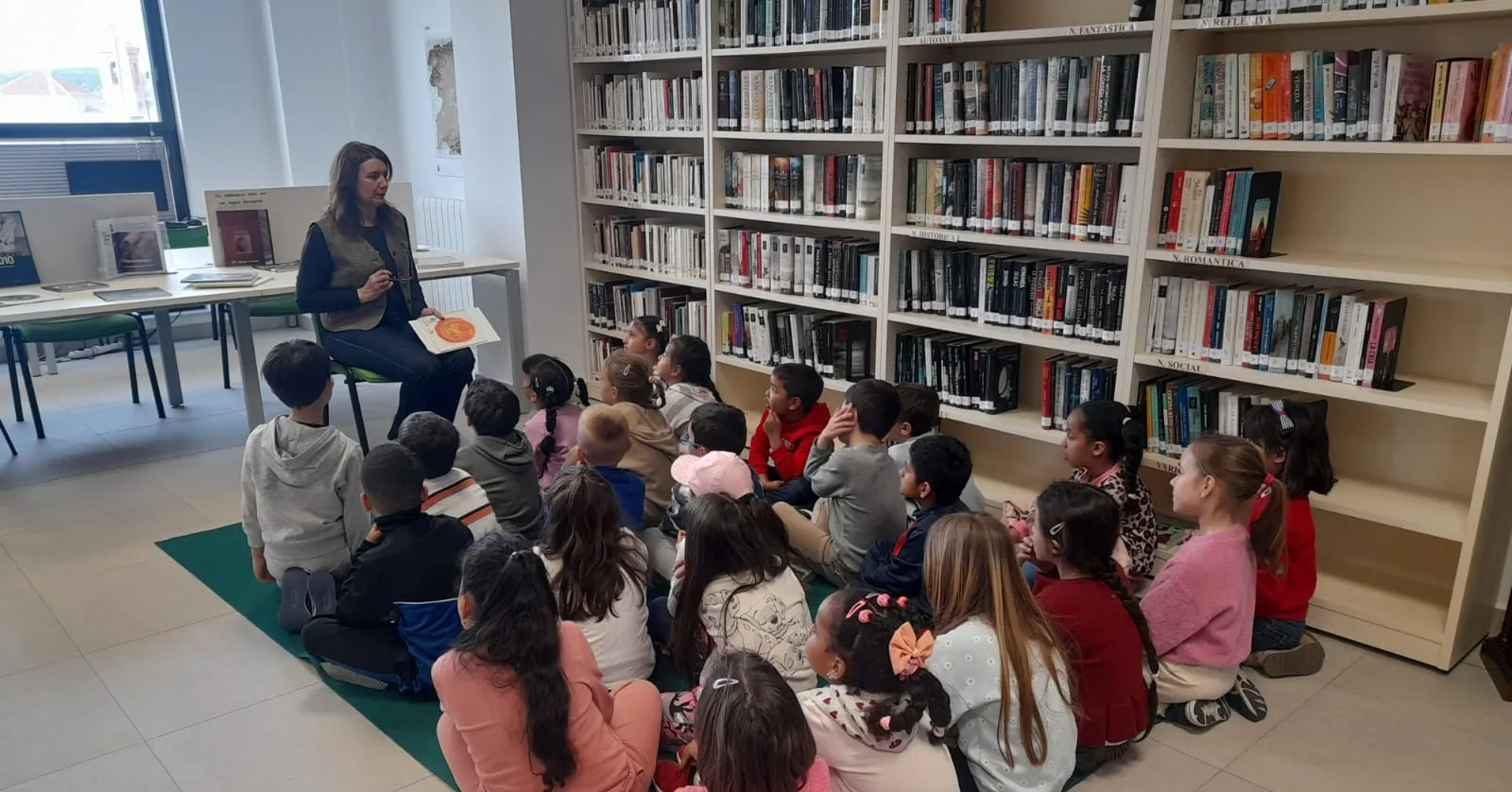 El alumnado del CEIP Santa Teresa visita la biblioteca y el ayuntamiento de Alba de Tormes