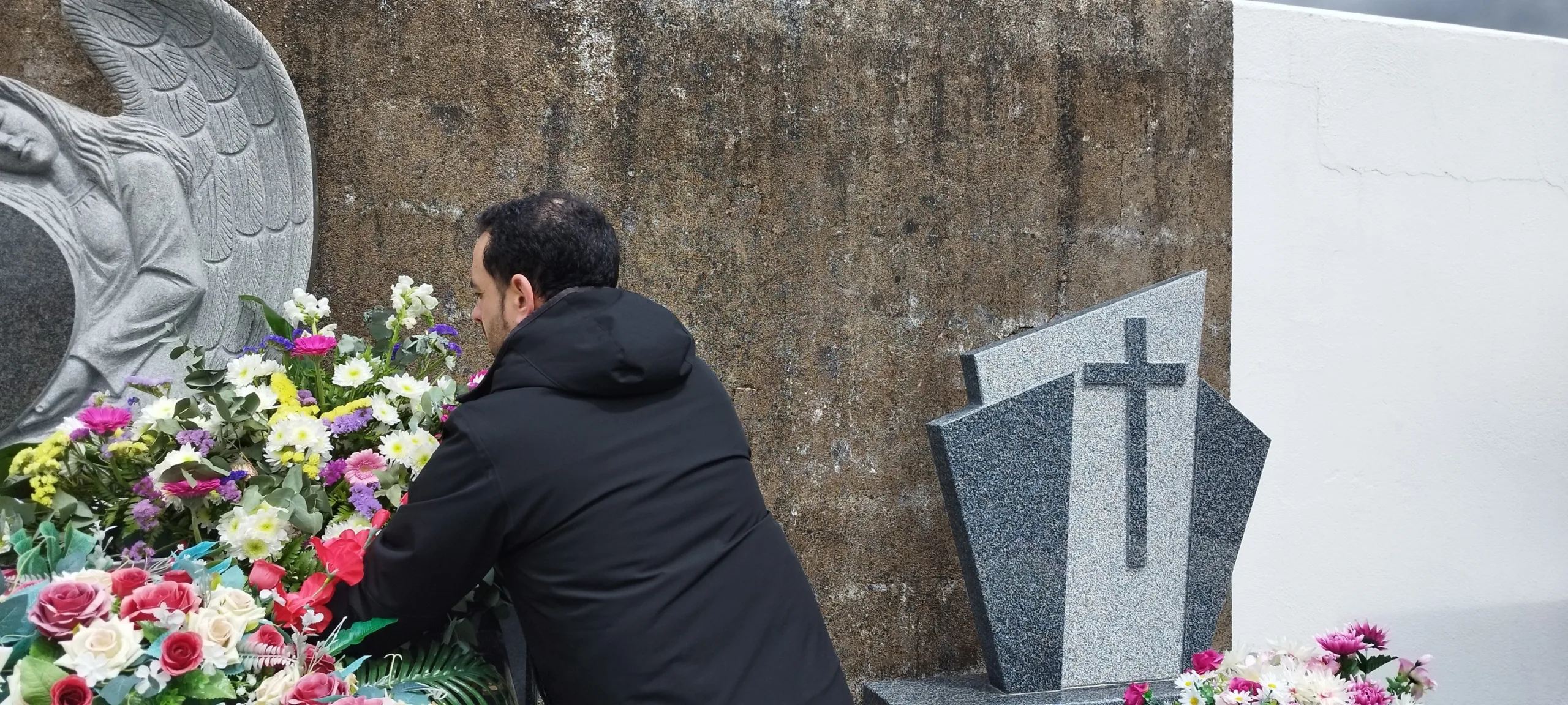 La Cofradía de San Nicolás de Bari rinde homenaje floral a sus hermanos difuntos en el Sábado Santo