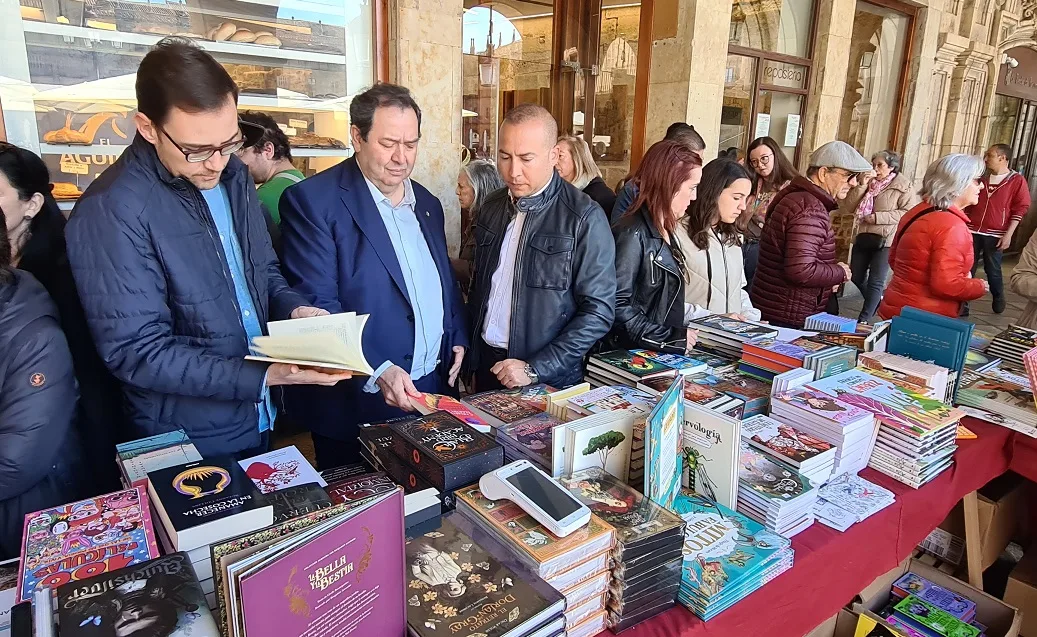 El Día del Libro rinde homenaje a la figura de la escritora salmantina Carmen Martín Gaite por el centenario de su nacimiento