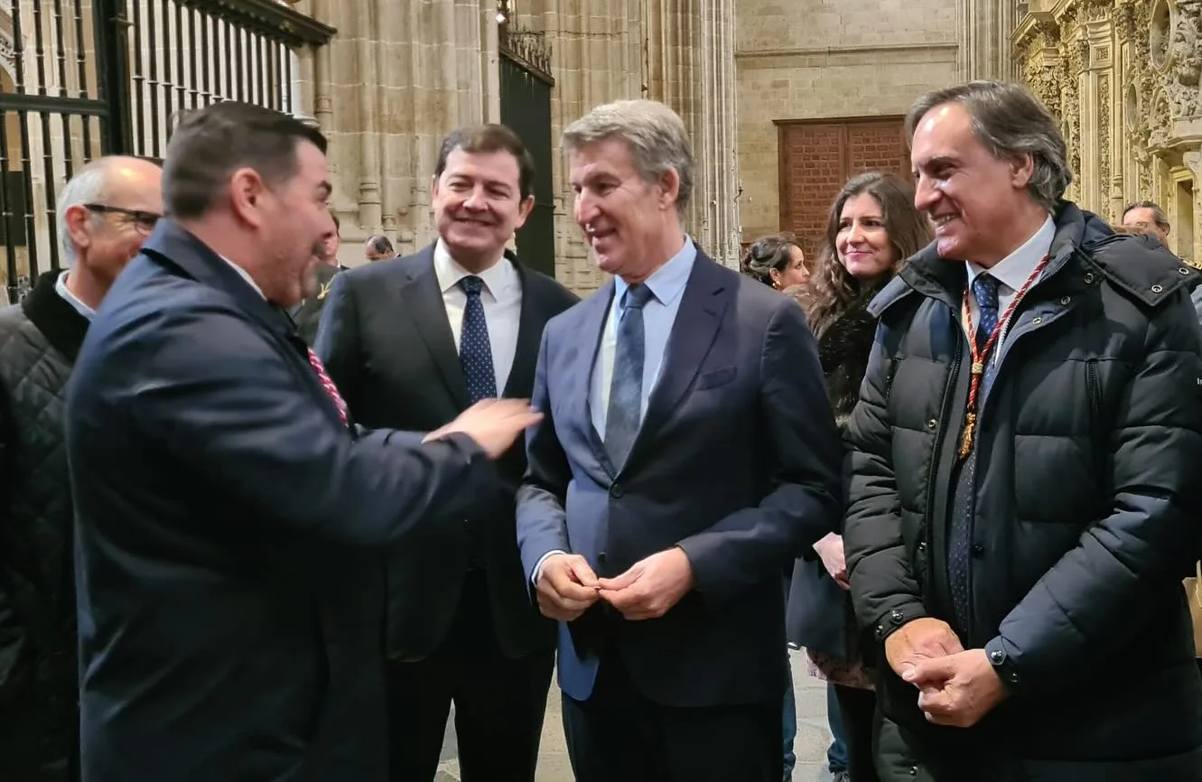 Feijóo, Mañueco y García Carbayo asisten al Domingo de Ramos en la Catedral de Salamanca