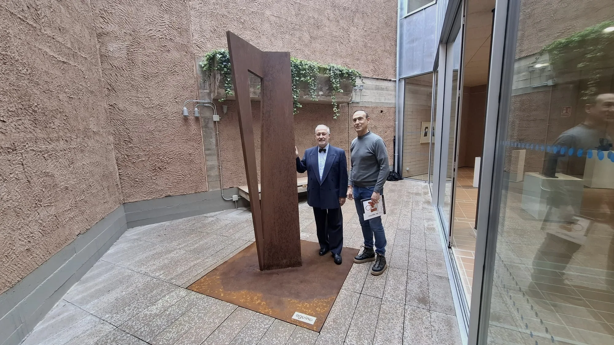 Carbajosa inaugura la exposición ‘Antorcha del conocimiento’ del artista Iñaki Moreno Ruiz de Eguino