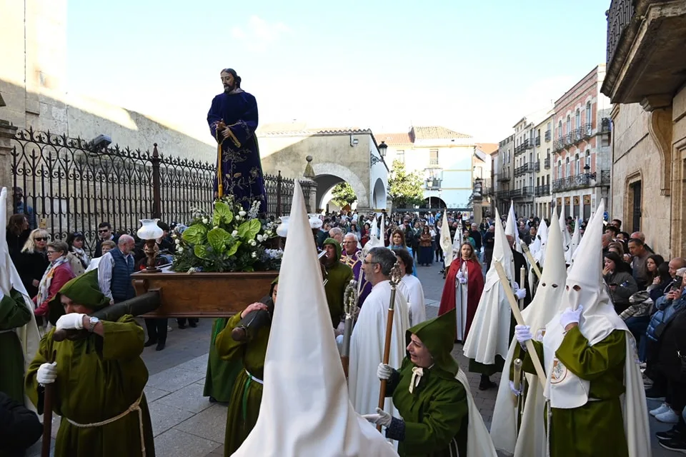 La Cofradía de la Oración del Huerto recorre el recinto histórico de Ciudad Rodrigo en solemne procesión
