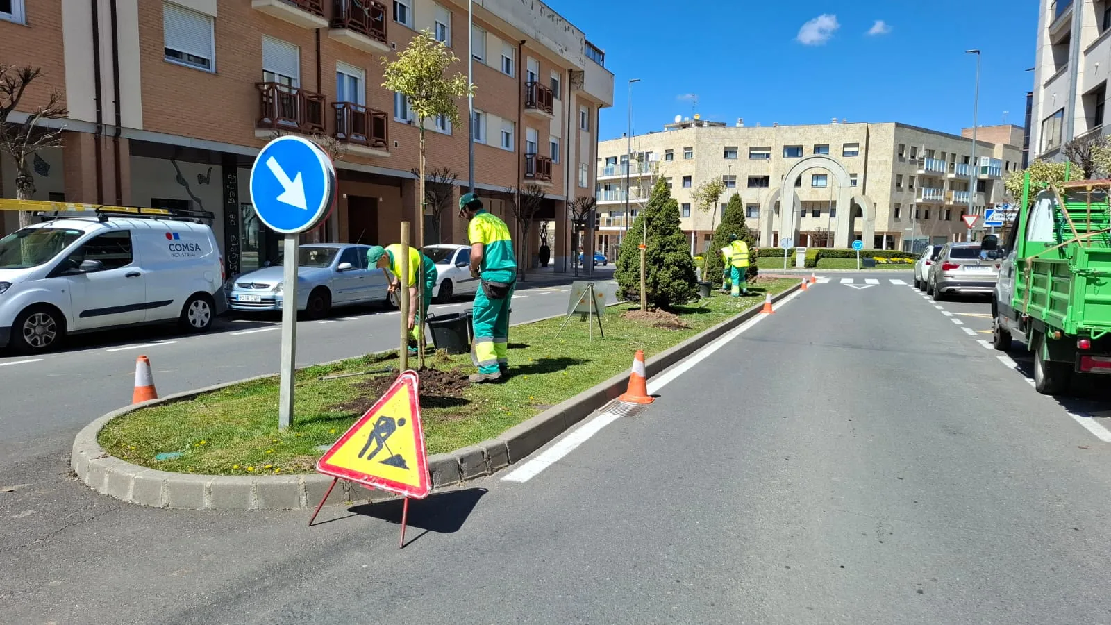 El Ayuntamiento de Carbajosa renueva la mediana de la Calle Gil de Hontañón