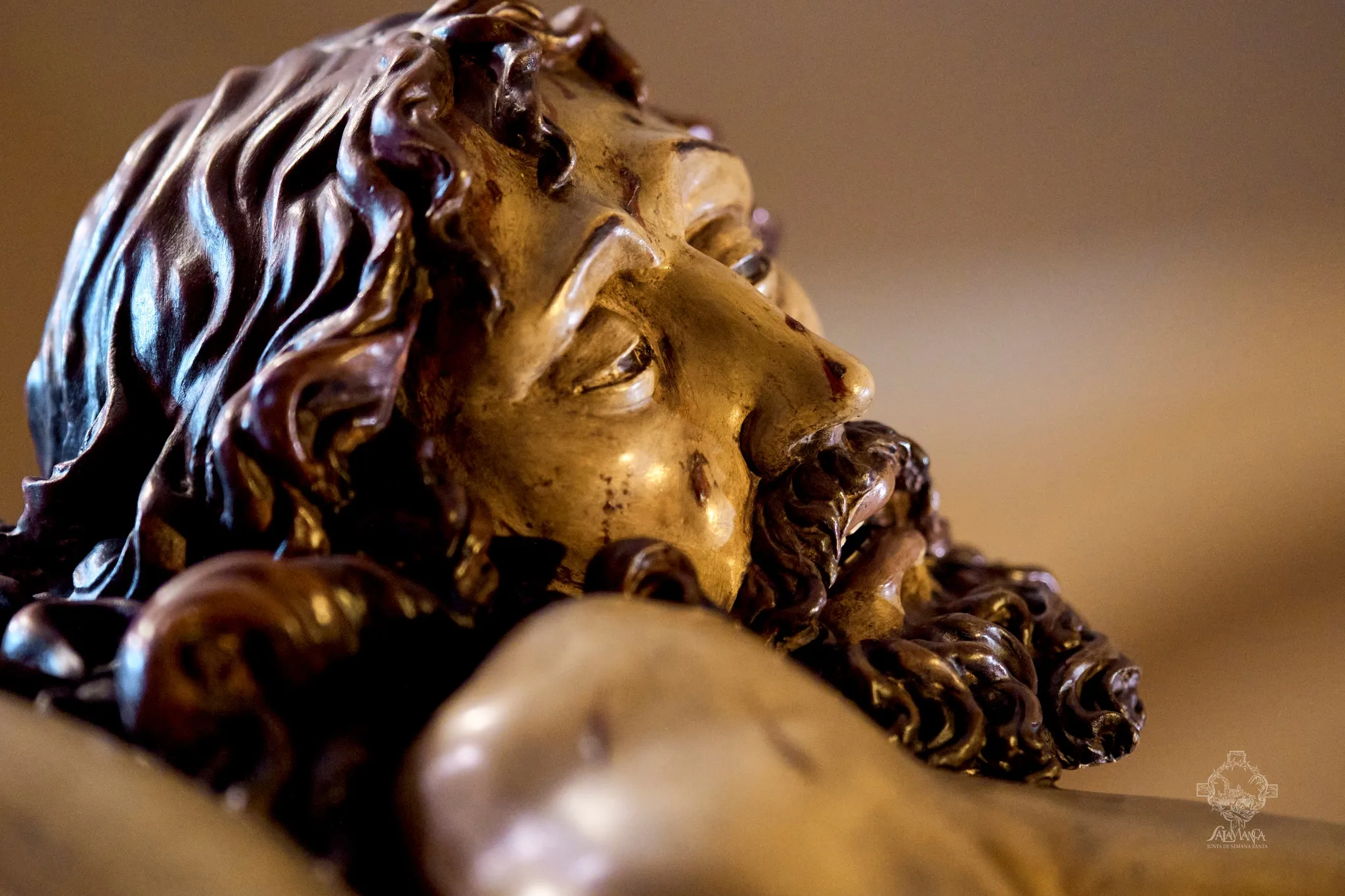 El Cristo de la Liberación recorre Salamanca en una noche de recogimiento y fervor en el Viernes de Dolores