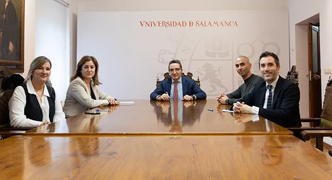El rector Juan Manuel Corchado mantiene una reunión de trabajo con responsables de ALS España