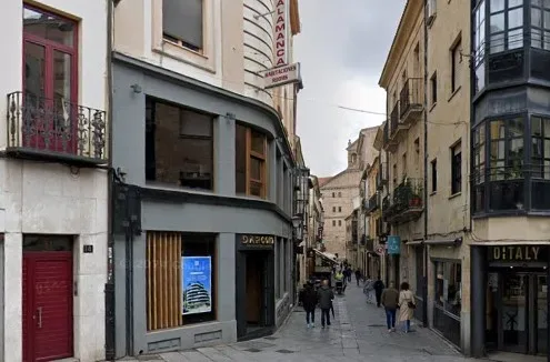 Hallan muerto a un hombre de 70 años en un piso turístico de la calle Meléndez en Salamanca