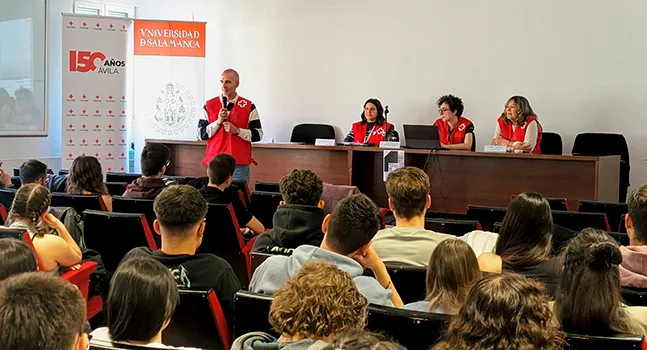 Estudiantes de la Universidad de Salamanca participan en una jornada de sensibilización social con Cruz Roja