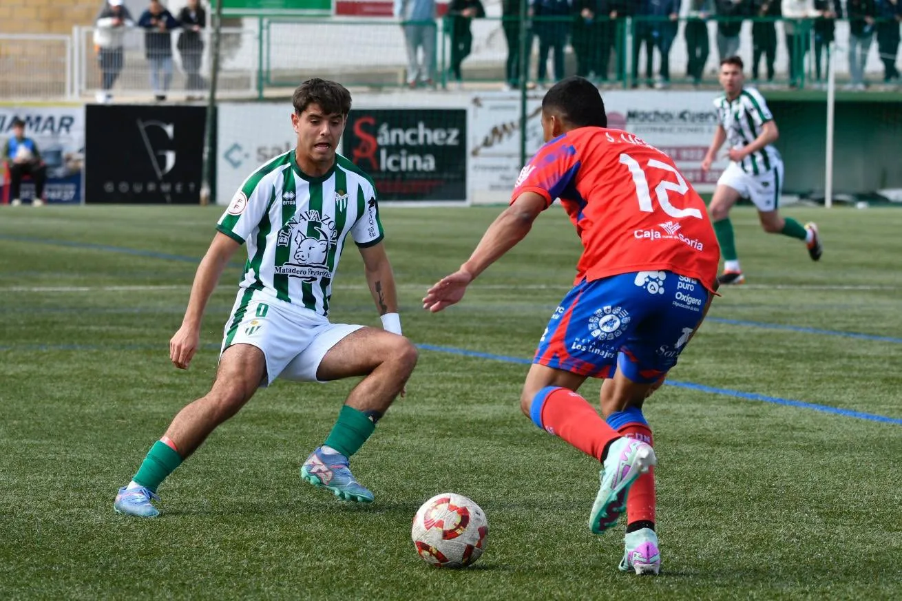 Abultada derrota ante el Numancia que certifica el descenso de categoría del CD Guijuelo (1-4)