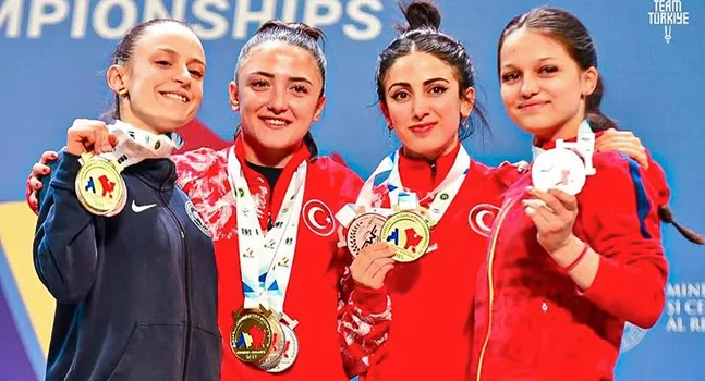 Los equipos femeninos de halterofilia y voleibol logran medallas en sendas competiciones