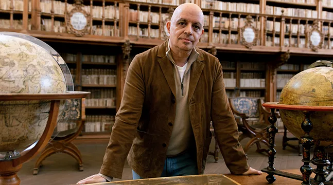 [ENTREVISTA] Juan Antonio González Iglesias: "Necesitamos la poesía y la buena literatura para sustraernos de las manipulaciones del día a día"