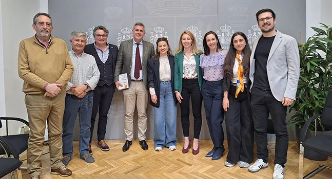 El Grupo de Investigación GIPEP de la USAL presenta en el Ministerio de Juventud e Infancia un libro sobre las pantallas y el entorno educativo