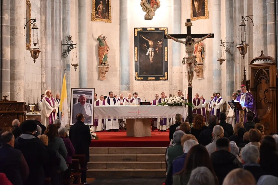Ciudad Rodrigo despide al Papa Francisco con una multitudinaria misa funeral presidida por el obispo José Luis Retana