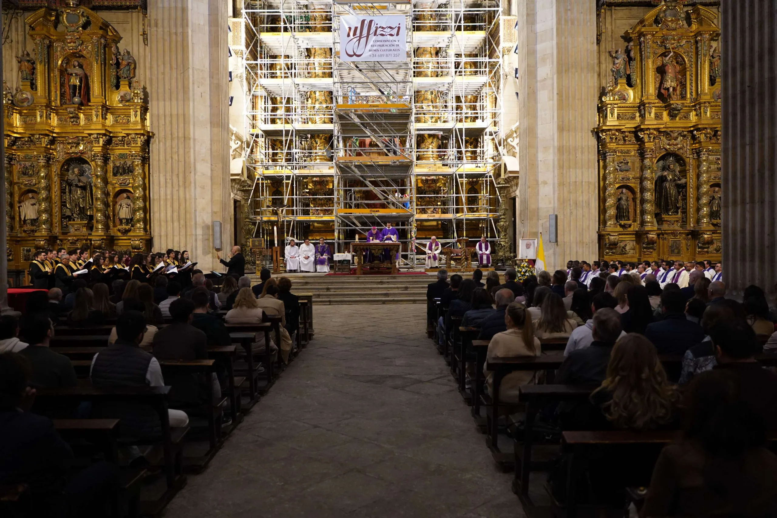 La UPSA celebra la misa funeral por el papa Francisco