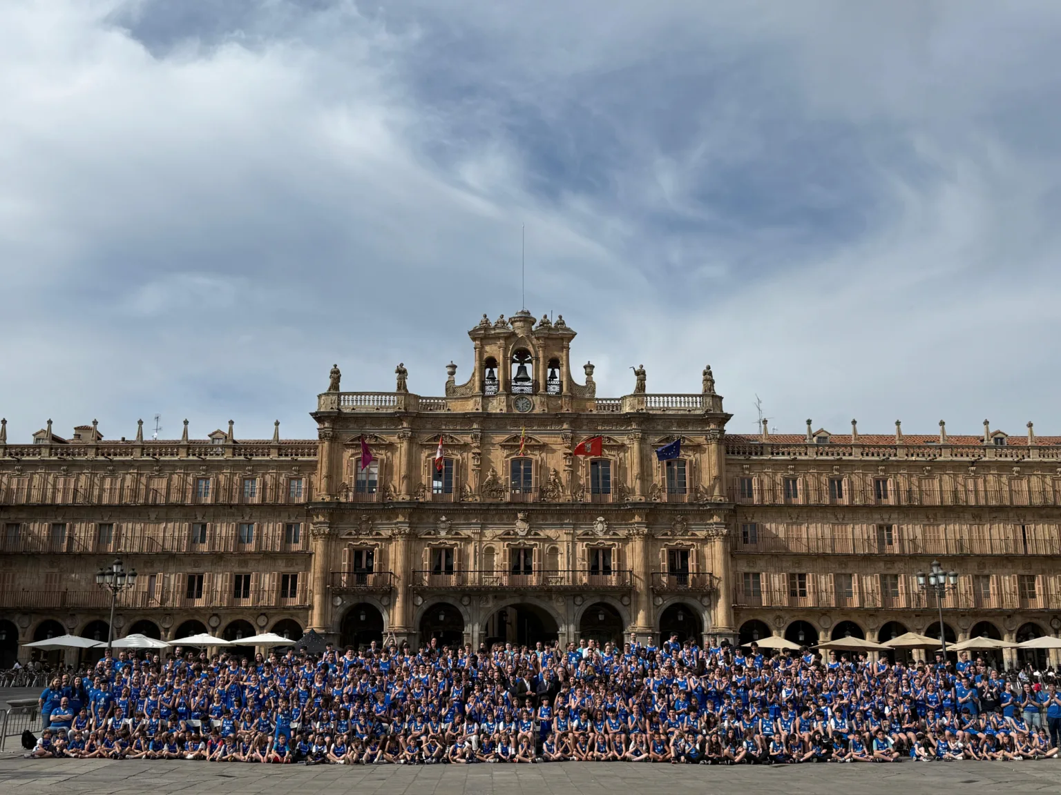 Carbayo felicita al nuevo Perfumerías Avenida por hacer realidad un sueño durante su presentación oficial en la Plaza Mayor ante más de 600 jugadores
