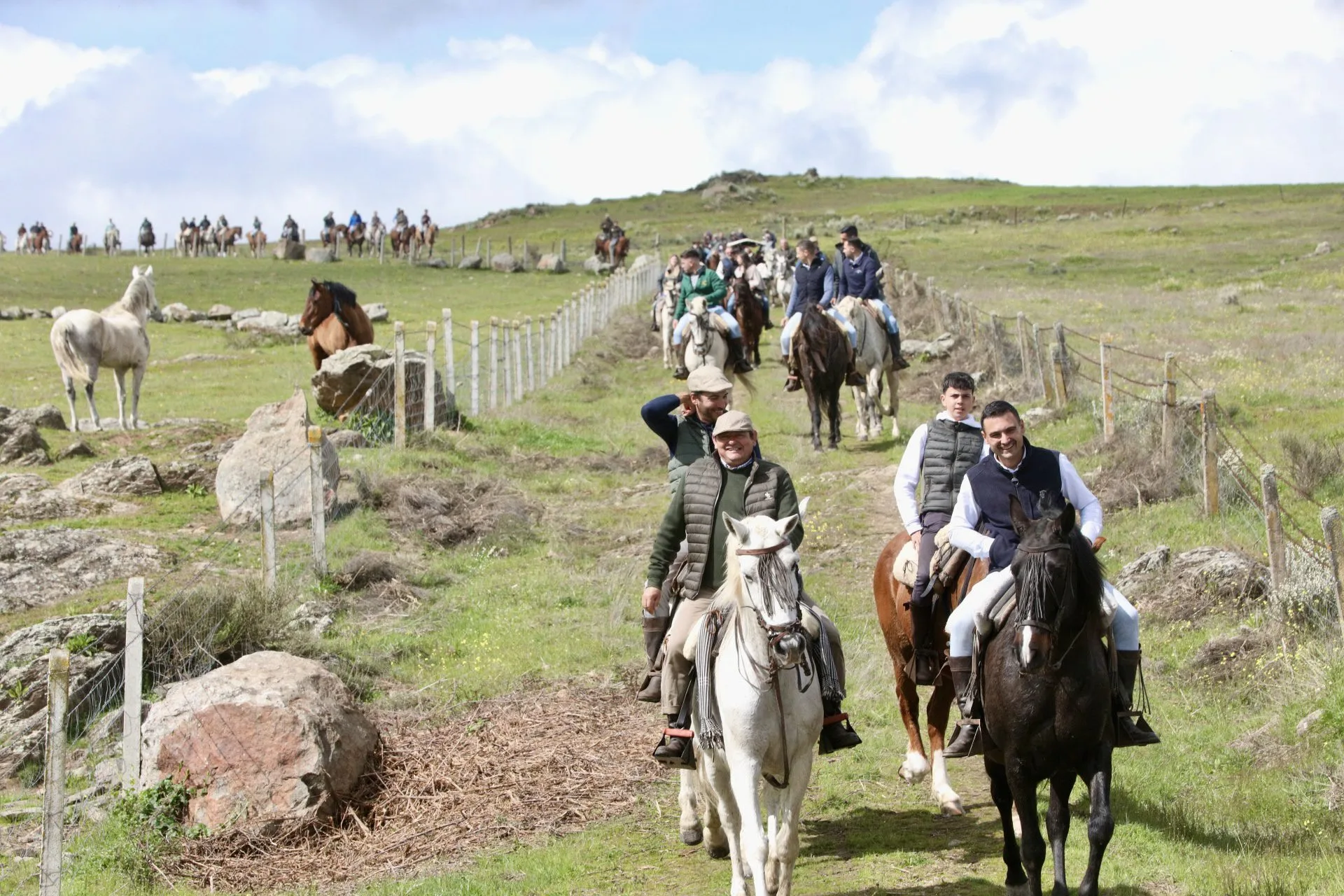 [FOTOS] Un centenar de caballistas participa en la II Ruta a Caballo Siega Verde