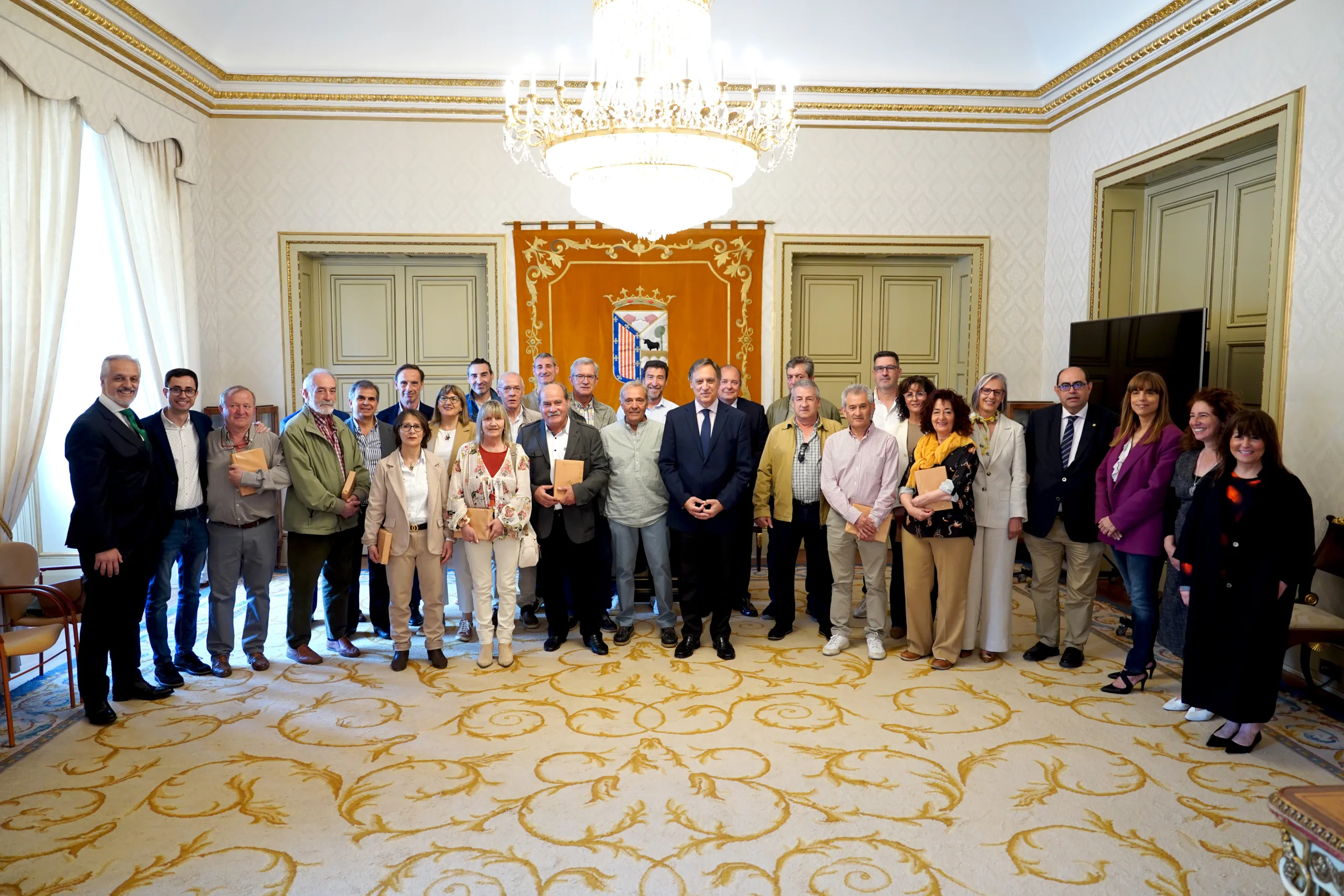 Homenaje a los 39 funcionarios municipales jubilados en el último año con motivo de la festividad de su patrona Santa Rita
