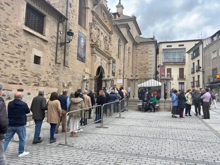 La veneración del cuerpo de Santa Teresa de Jesús continúa reuniendo a numerosos devotos en Alba de Tormes