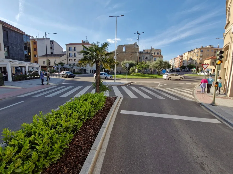 Obras de reasfaltado en la rotonda del cruce este miércoles en Ciudad Rodrigo
