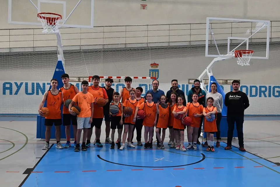 Ciudad Rodrigo refuerza sus instalaciones deportivas con nuevas canastas y mesa de ping-pong