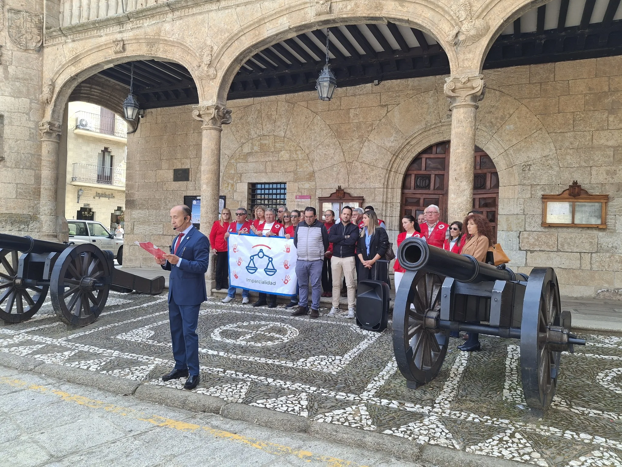 La Plaza Mayor acoge la lectura del manifiesto por el Día Mundial de la Cruz Roja