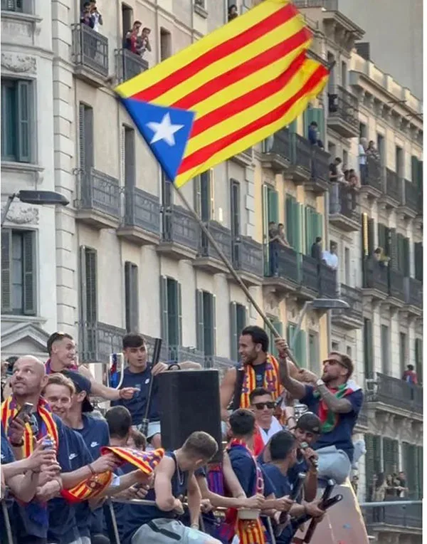 Íñigo Martínez se recrea con la estelada al viento