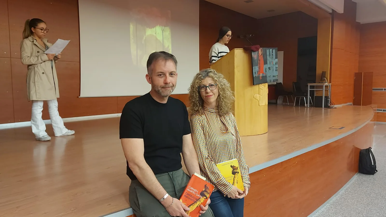 La Facultad de Educación rinde homenaje a Carmen Martín Gaite con una lectura colectiva de 'Caperucita en Manhattan'