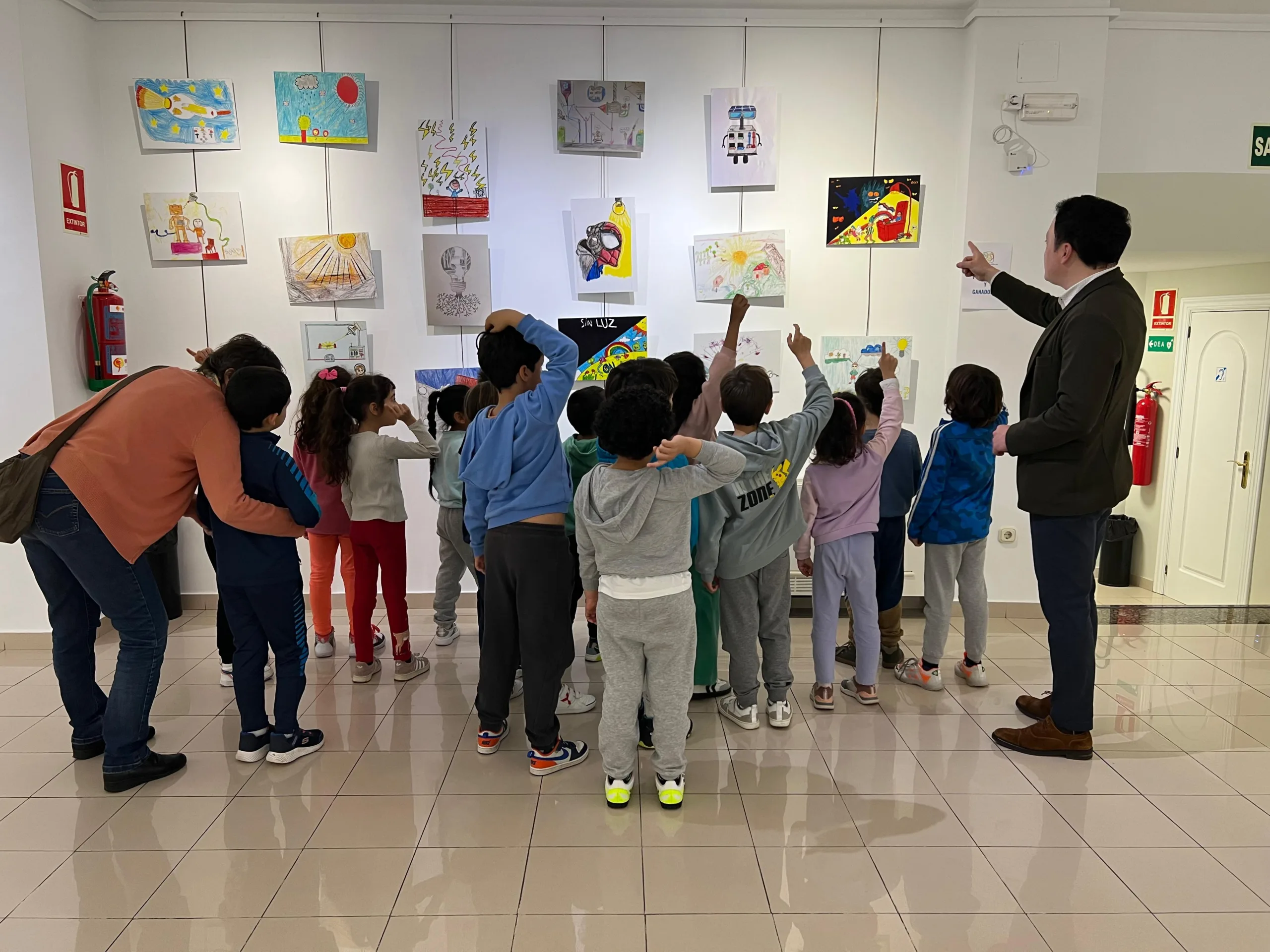 El Espacio Joven del Ayuntamiento acoge una exposición con los dibujos presentados al concurso Grabalux del Centro de Láseres Pulsados