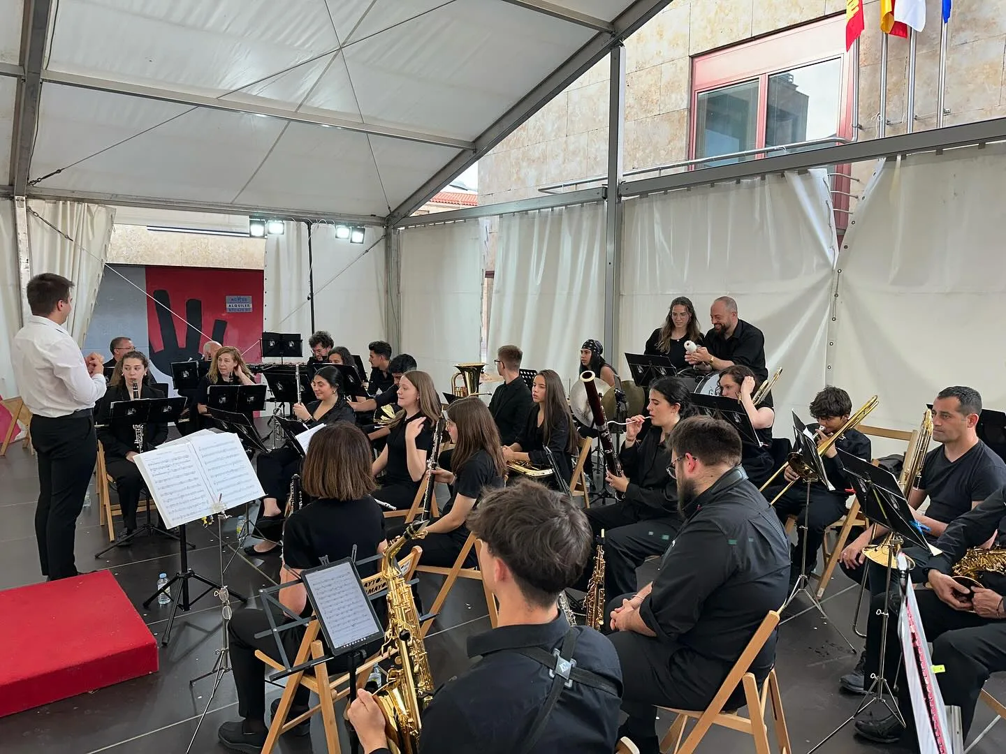 La Banda de Música de Villamayor triunfa en la Semana Cultural con un concierto lleno de ritmo y emoción