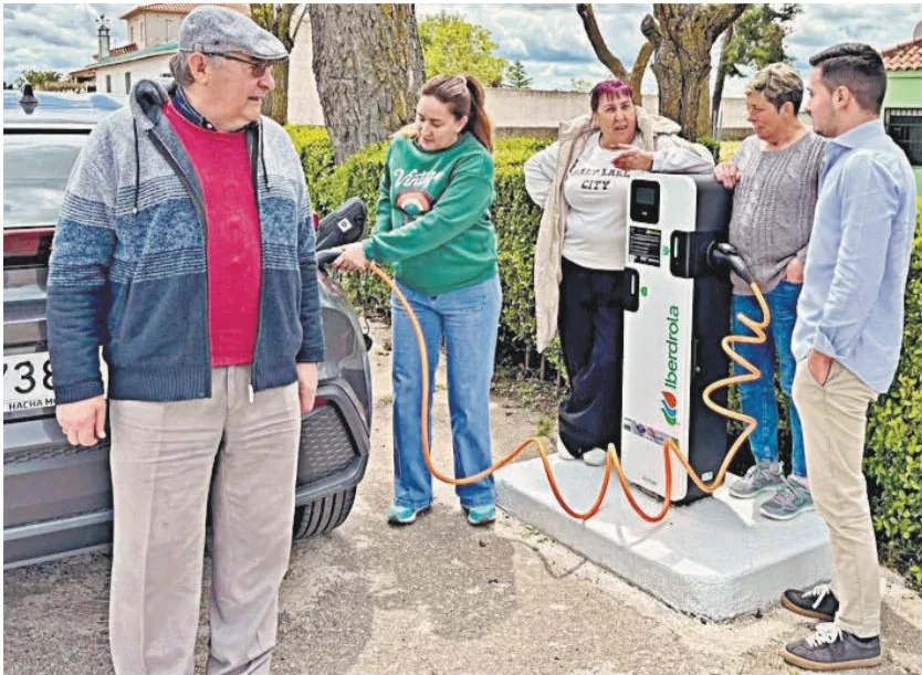 La Vellés estrena su primer punto de recarga eléctrica de la mano de Iberdrola