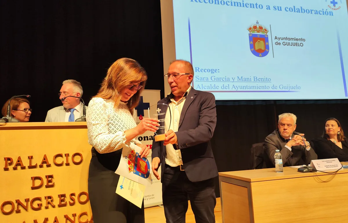 Los donantes de Salamanca entregan el reconocimiento a Guijuelo