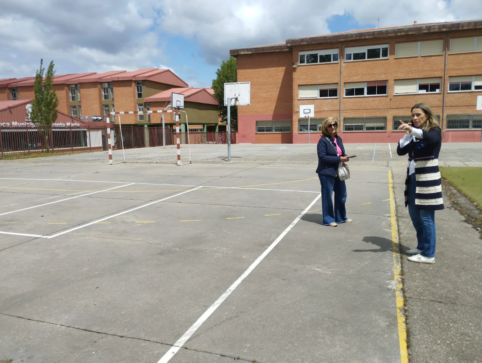 El Ayuntamiento repara una de las pistas exteriores del Colegio Miguel Hernández