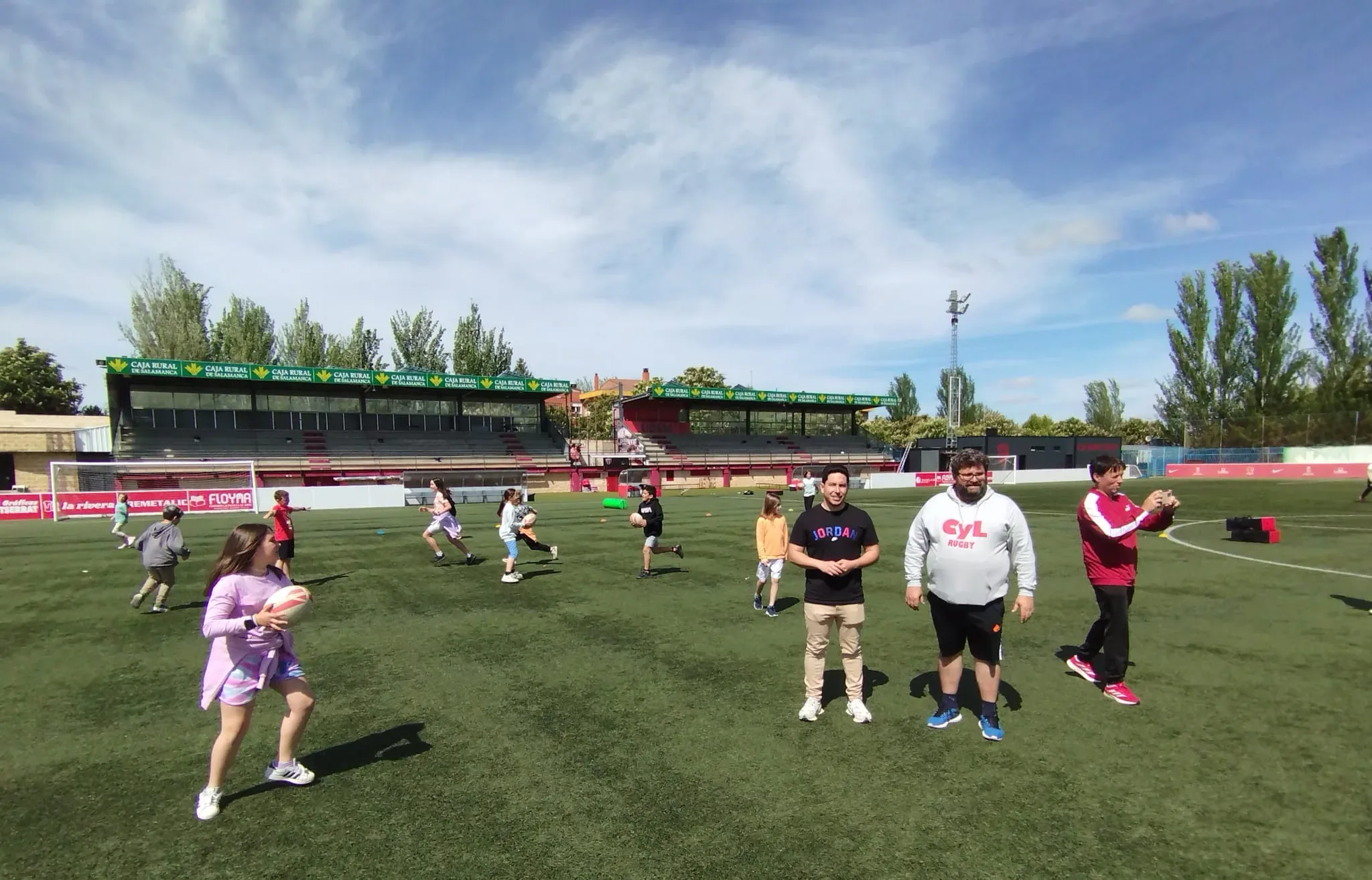 Santa Marta suma el rugby a su oferta deportiva con una sesión de iniciación en el Colegio Carmen Martín Gaite