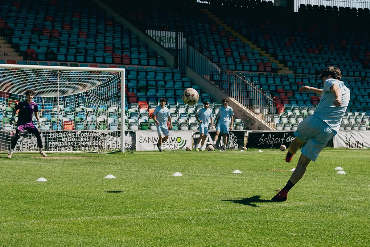 El Salamanca CF UDS afronta una exigente visita al Coruxo en O Vao