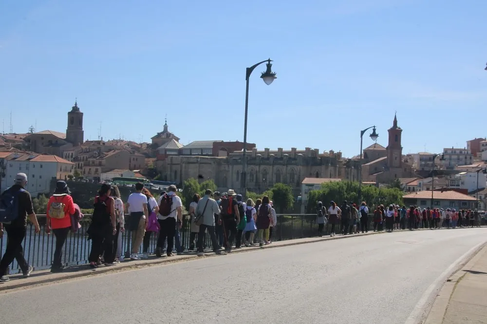 150 peregrinos culminan con éxito la ruta hasta Alba de Tormes para venerar a Santa Teresa