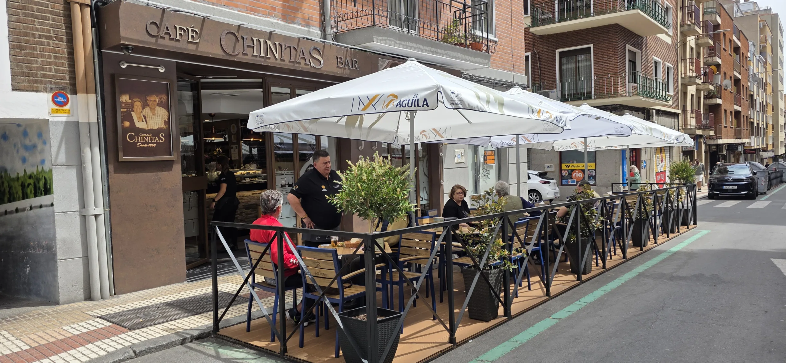 El Café Bar Chinitas estrena su terraza de verano en Van Dyck con tapas caseras y sabor tradicional