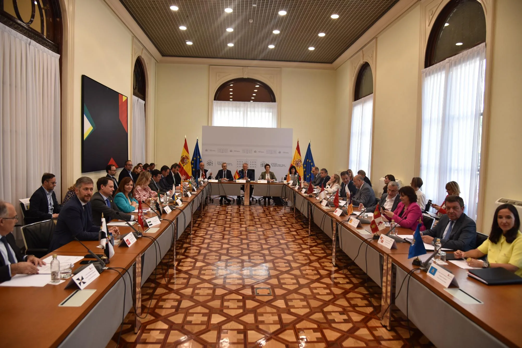 La Junta lamenta la “falta de receptividad” del Gobierno para consensuar el control de fronteras y la inmigración, la inseguridad del modelo energético o la mutualización de la deuda de las CCAA