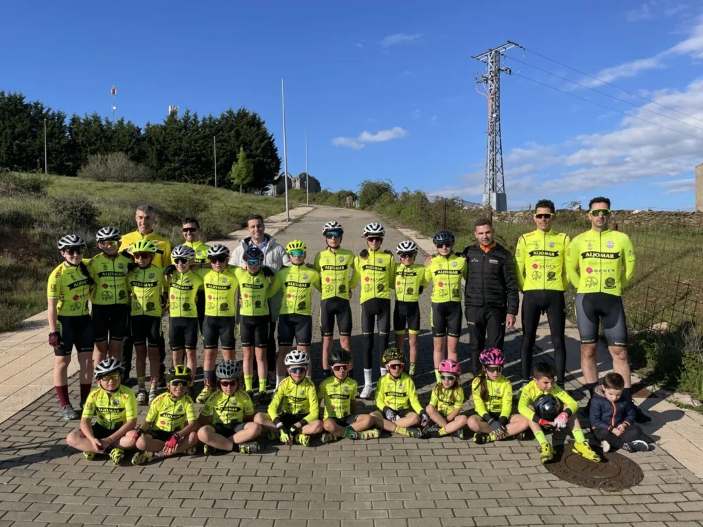 Calentando para el VIII Trofeo de Escuelas Villa de Guijuelo de ciclismo