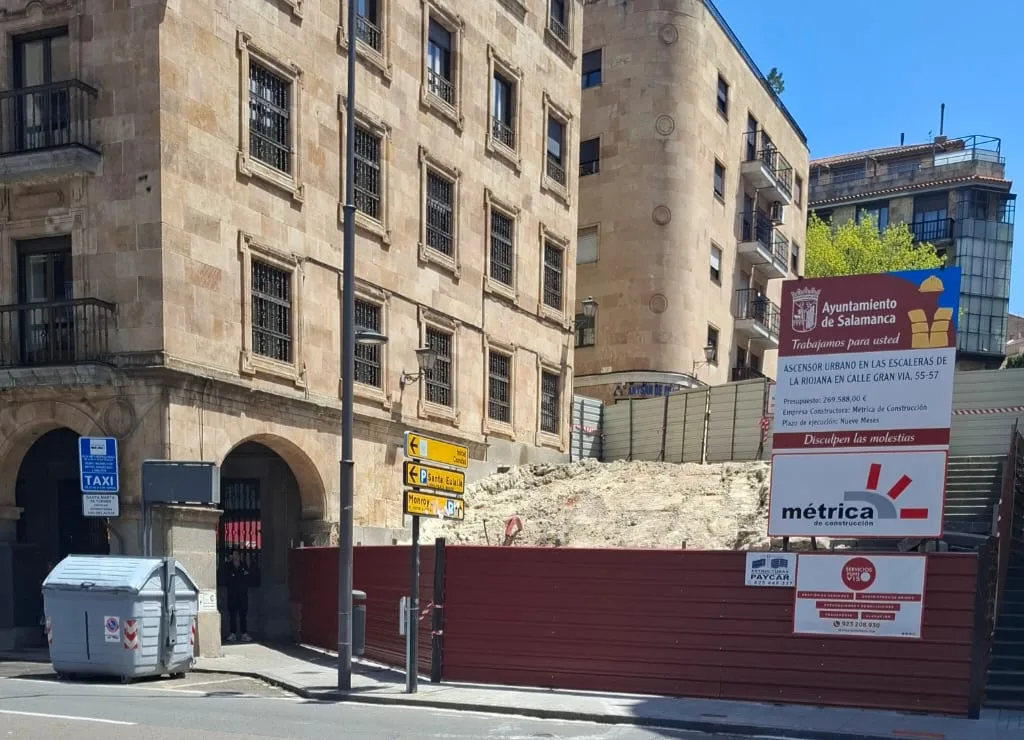 [FOTOS] Avanzan las obras del ascensor en Gran Vía: la estructura de la escalera ya está parcialmente desmontada