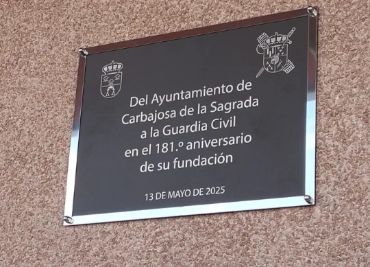 Carbajosa muestra su reconocimiento a la Guardia Civil con una placa en la fachada del Ayuntamiento