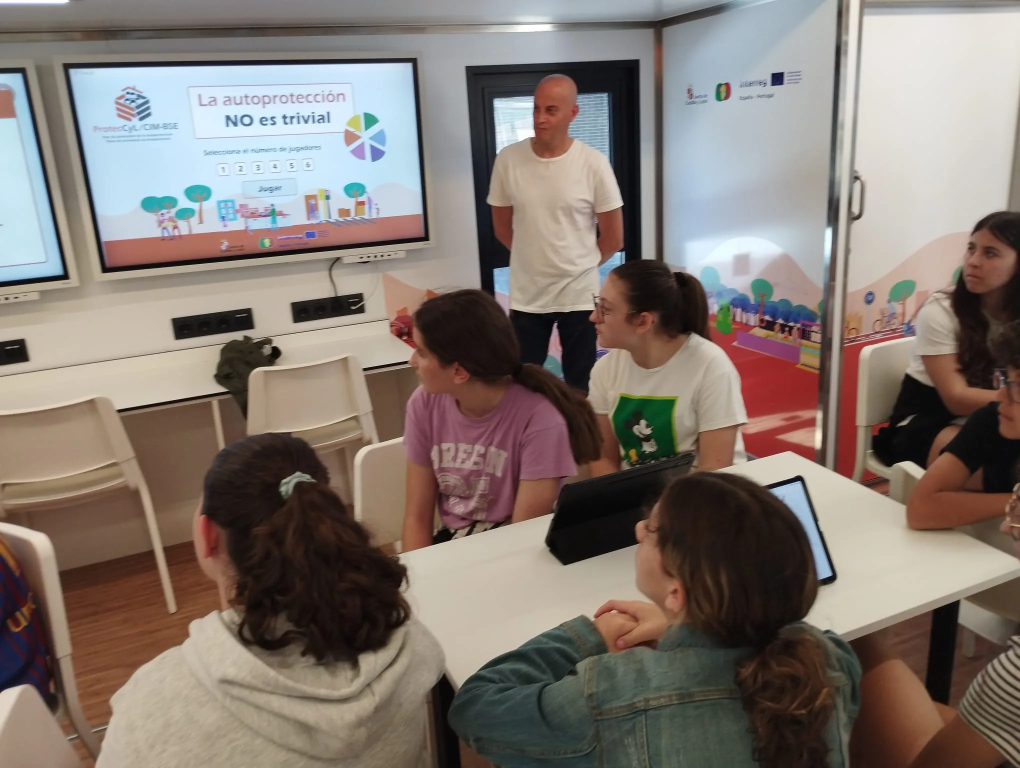 Escolares de Santa Marta aprenden autoprotección con la plataforma móvil de ProtecCyL